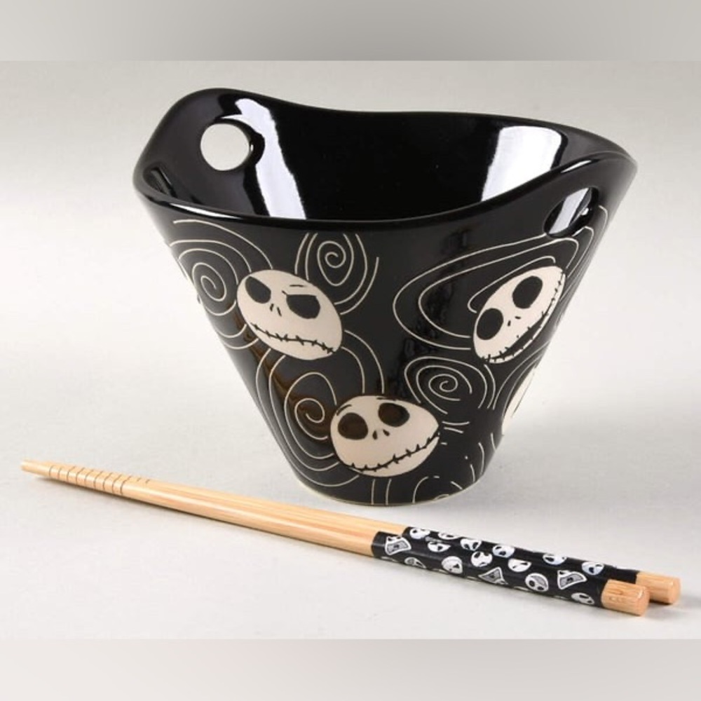 Disney nwt nightmare before Christmas noodle bowl and chopsticks